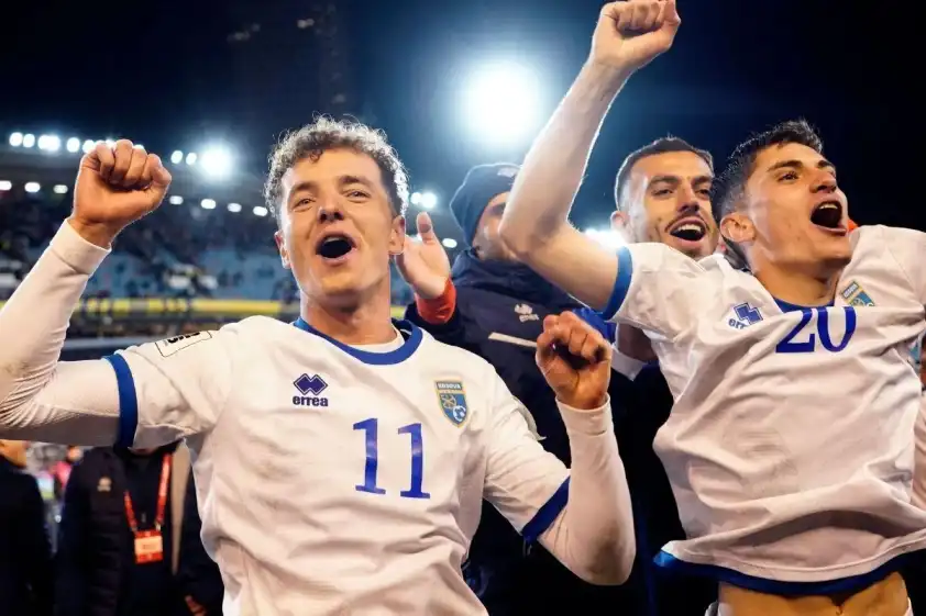 Hai đội sẽ chơi quyết tâm cho tấm web dự World Cup. Hai đội sẽ chơi quyết tâm cho tấm vé dự World Cup.